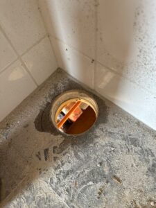Grote sparingen boren door betonnen verdiepignsvloer