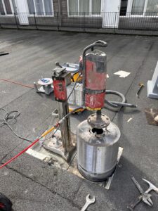 Dak doorvoer voor ventilatiesysteem in de winkel