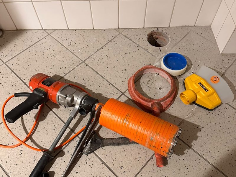 Gat boren in een bestaande toilet voor een nieuwe riooldoorvoer