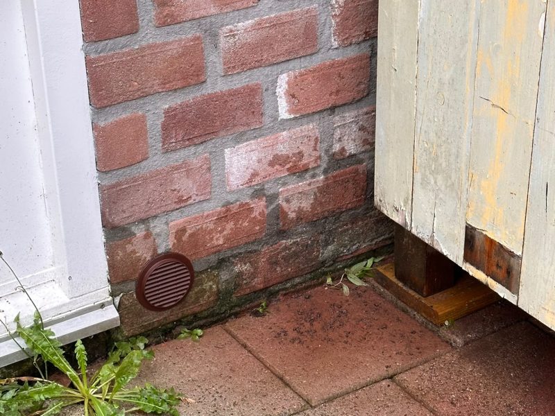 Kruipruimte ventilatie gaten boren in Amsterdam voor een VvE