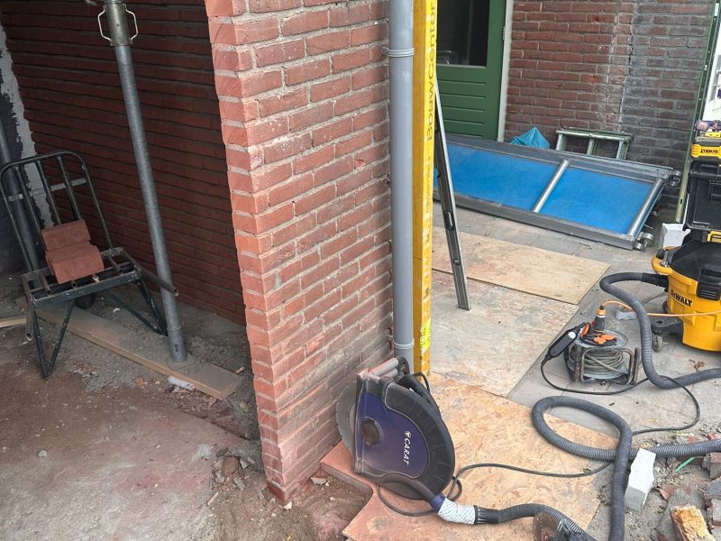 Muurzagen voor het plaatsen van een kozijn in utrecht Elst