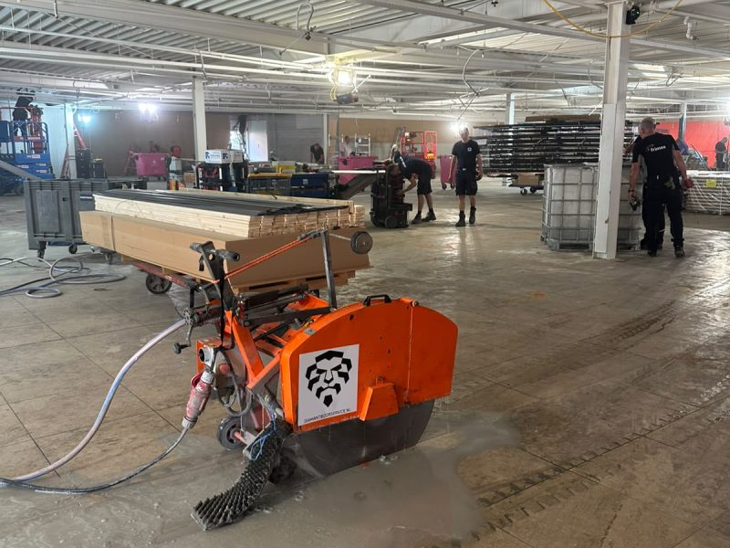 Sleuven zagen in betonnen vloer voor een supermarktketen in Nederland