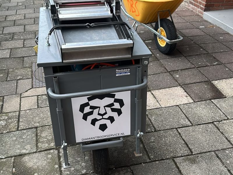 In opdracht van Hagemans tegelboringen in de badkamers en gevelboringen voor mechanische ventilatie.