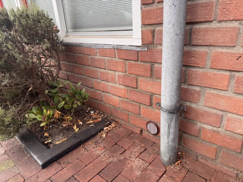 Kruipruimteventilatie gaten boren voor een VvE in Amsterdam