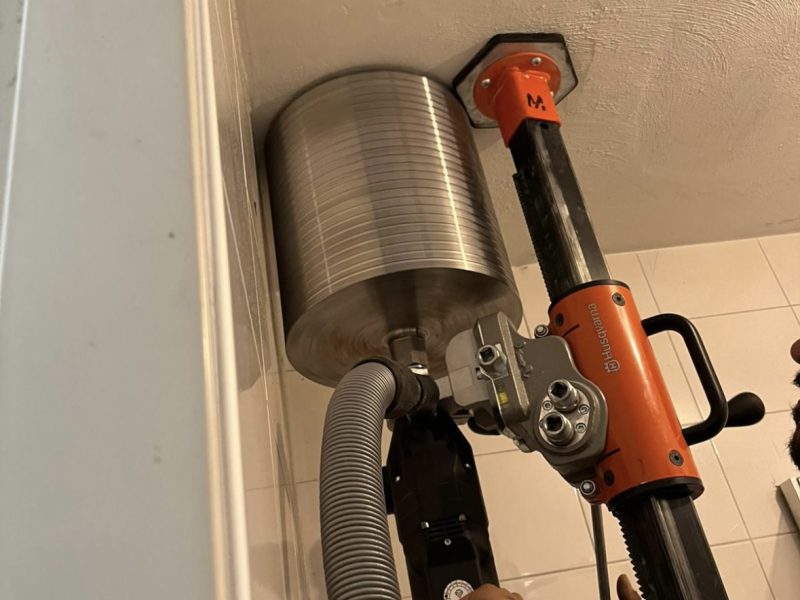 Gat boren in plafond van 300 mm voor een kachel doorvoer betreft een houtgestookte pizza-oven