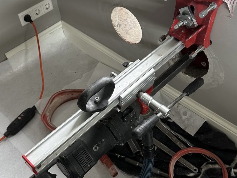 Twee gaten boren van 200 mm voor monoblock airco