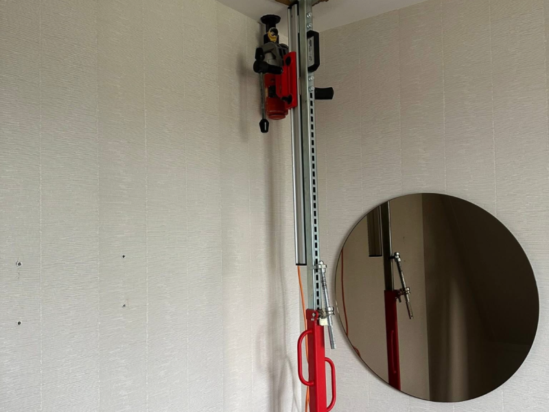 Boren in een hoog statief