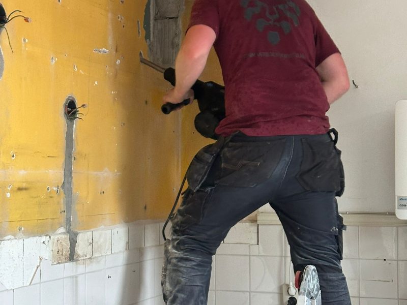 Sloopwerkzaamheden van de muur